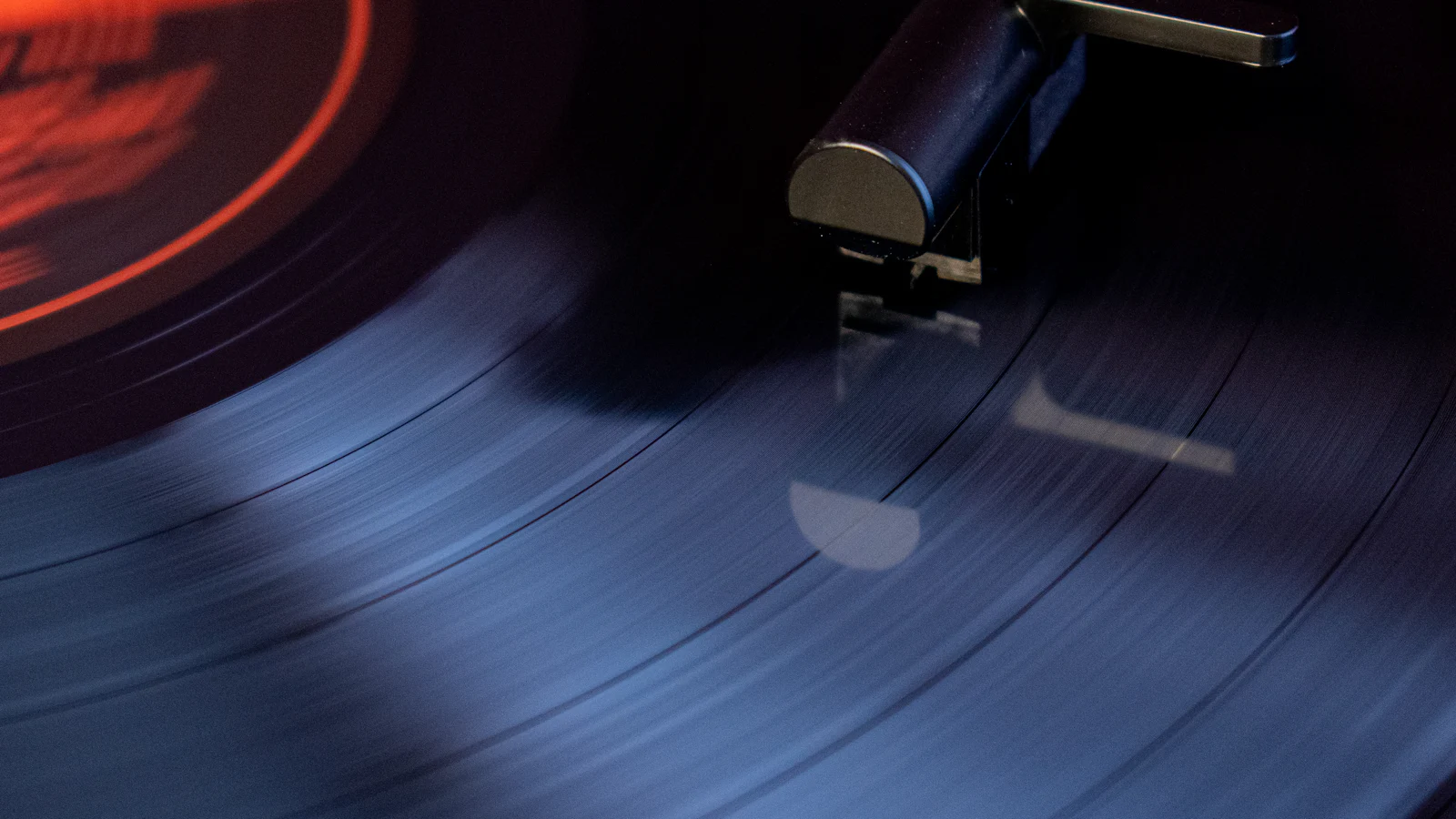 Un disco de vinilo girando en un tocadiscos